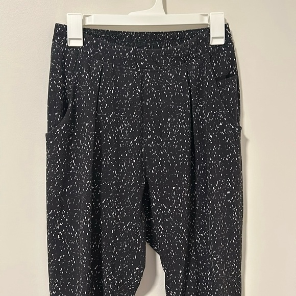 Lululemon Lightweight Black Joggers Travel Athletic Hiking Size 6 - Picture 1 of 6